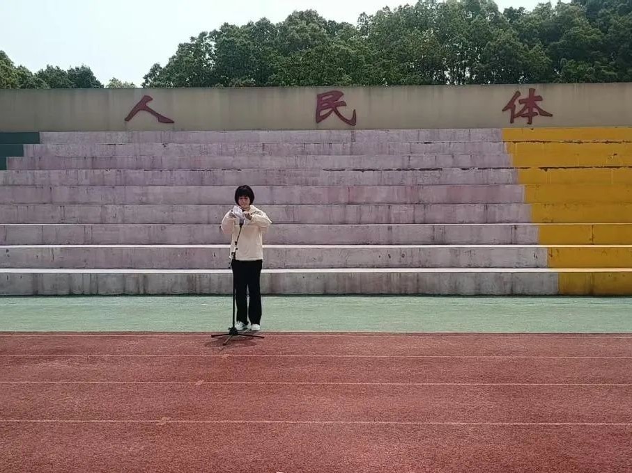 劳动创造幸福 奋斗成就梦想 市一中江北分校举行国旗下的思政课暨德育训导活动
