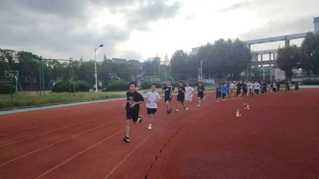 赛场竞技 青春正燃 我校圆满完成全体学生体质健康检测工作