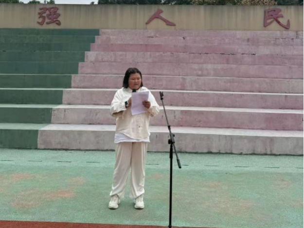 喜迎国庆 情满中秋 我校举行“双节同庆”主题升旗仪式暨德育训导大会