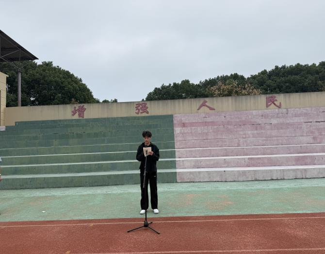 培养良好习惯 奠基美好人生 我校举行主题升旗仪式暨德育训导大会