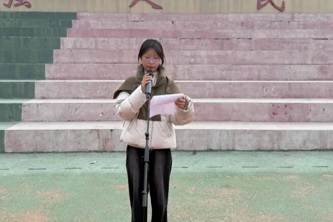 运动点燃青春 安全护航成长 我校举行“我运动，我快乐”主题升旗仪式暨德育训导大会