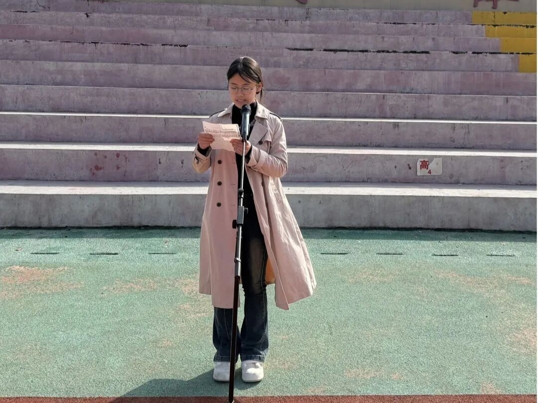 共拒校园欺凌 共建阳光校园 我校举行主题升旗仪式暨德育训导大会