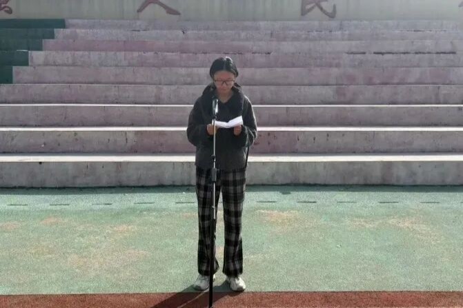 筑牢安全防线 共塑文明校园 我校举行“安全与纪律”主题升旗仪式暨德育训导大会