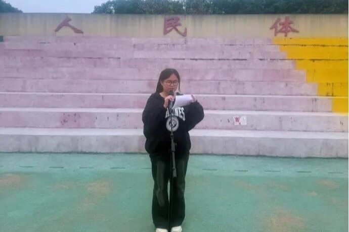 致敬八秩荣光 续写潭中华章 我校隆重举行建校80周年主题升旗仪式