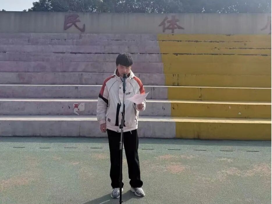 以榜样为镜 向卓越前行 我校举行主题升旗仪式暨“学习之星”表彰大会