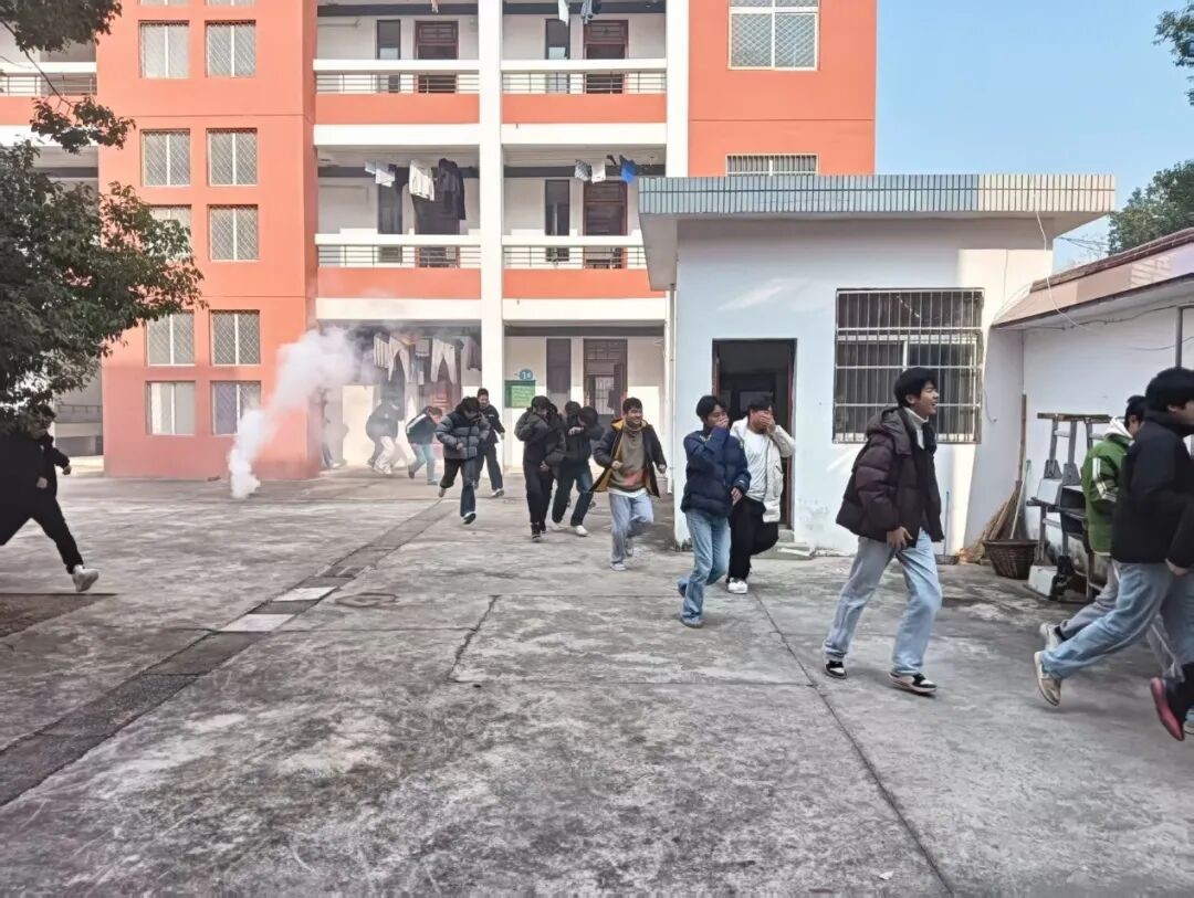 消防演练筑防线 平安校园共守护 市一中江北分校开展住校生消防应急演练