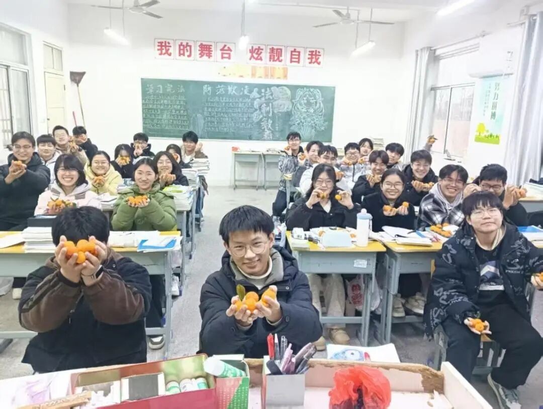 “橘”心承厚望 筑梦展芳华 我校举行高三年级师生“迎新年、送祝福”活动