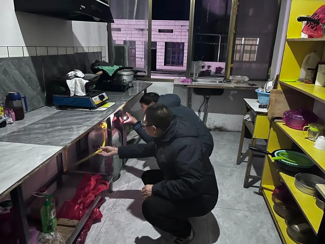 织密安全网络 护航住宿安全 我校持续开展“党建+外住巡查”关爱留守学生行动