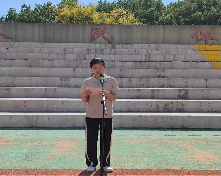 厚植尊师情怀 启航逐梦华章 我校举行 2026 年秋季开学暨教师节主题升旗仪式