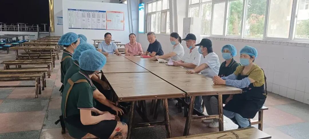 以细心守三餐 以责任护学子 我校召开食堂食品安全现场工作会